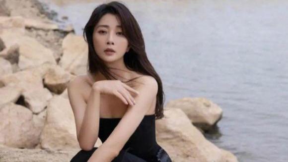 殷桃：离婚13年，44岁还单身无子女，照顾父母晚年，前夫锒铛入狱