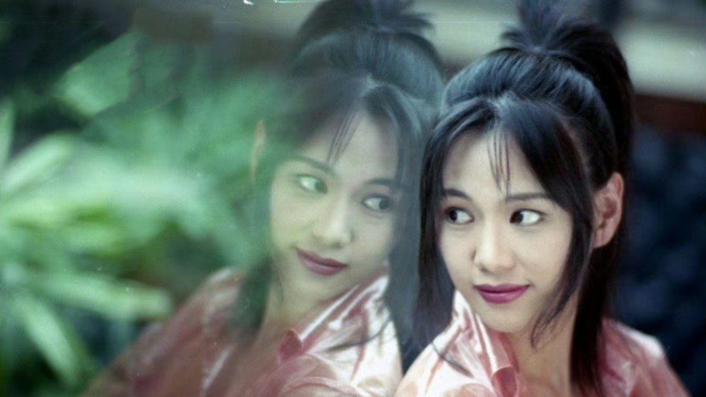 演唱《别问我是谁》爆火，现转行做瑜伽老师，54岁年纪身材成亮点