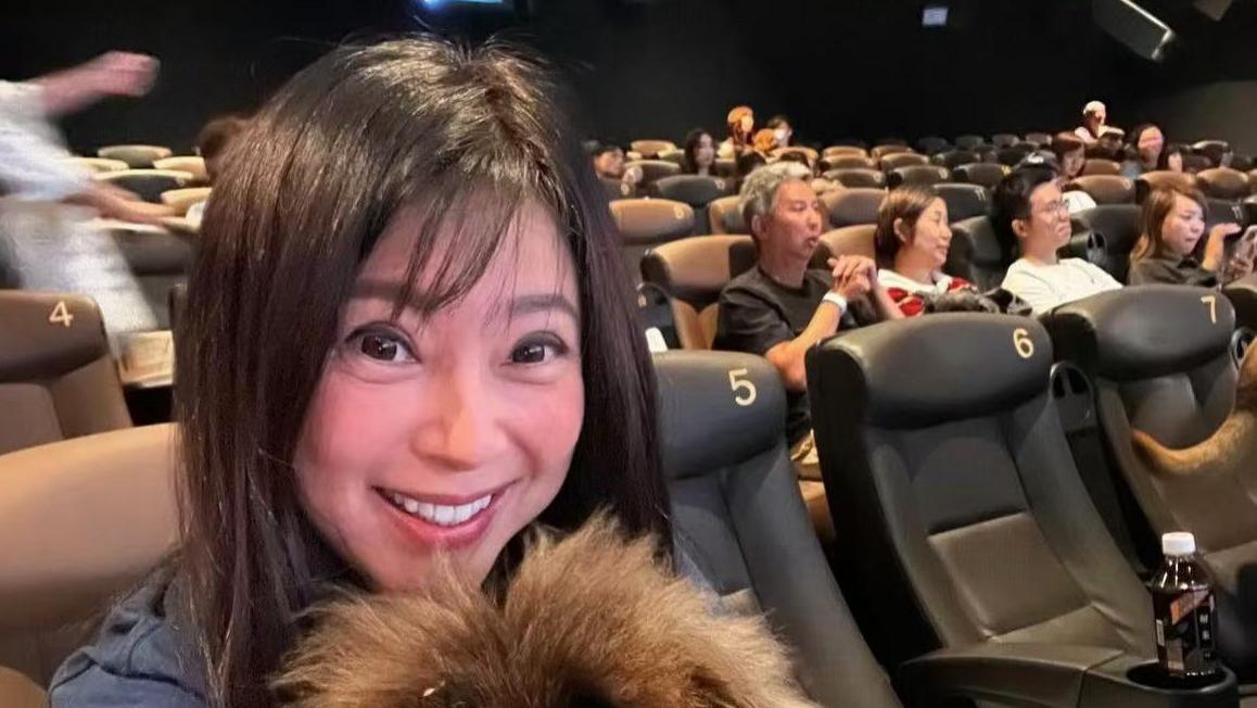 “最美郭芙”傅明宪获杰出华人奖，父母罕露面，年过九旬背景强大