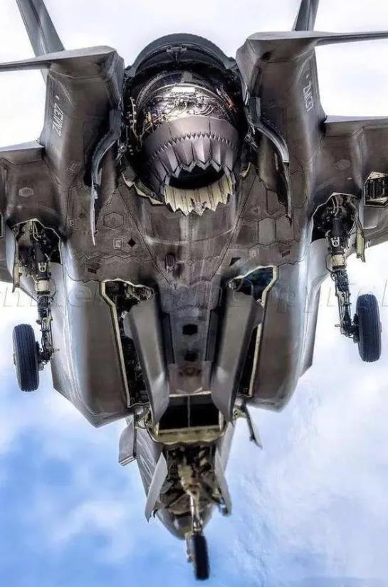 美国的F-35B的垂直起飞如此科幻先进，为什么美军很少使用？其实原因很简单:
