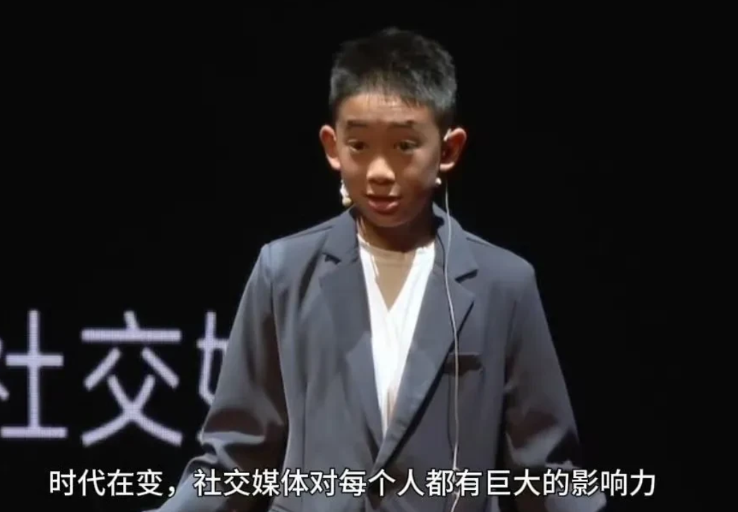 10月26日，应采儿晒出大儿子Jasper全英文演讲的视频，视频里Jasper穿