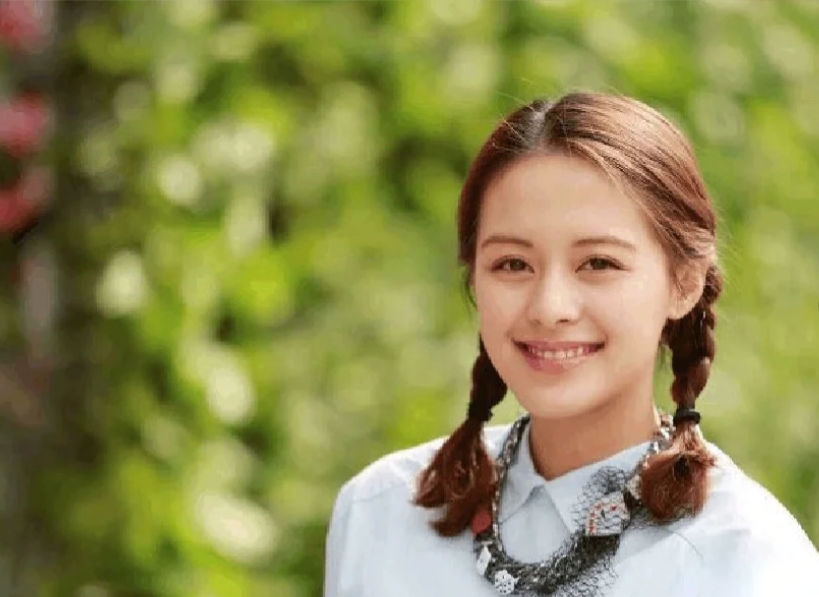 她外貌酷似宁静，被称为“央视的宠儿”