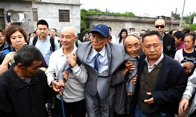 1992年，一位台湾老人来到了湖南的一个小村庄，他东瞅瞅西看看，四处打听着什么，