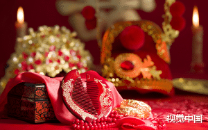 我在工地赚彩礼，不慎磕断了手臂，青梅却始乱终弃，跟我哥搞在一起，被家暴后狂哭泣，哭求我回心转意，放屁