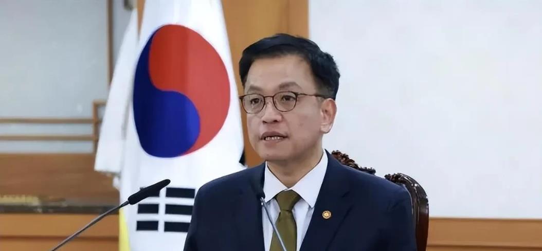 顶不住，根本顶不住！

韩国代总统崔相穆还是“认怂”了，上任才三天，就被警方盯上