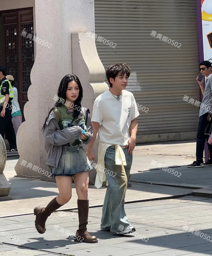沈月真是明星里的冯提莫，个子太矮了腿又短又粗身材比例很虐，1米55都很勉强，但脸