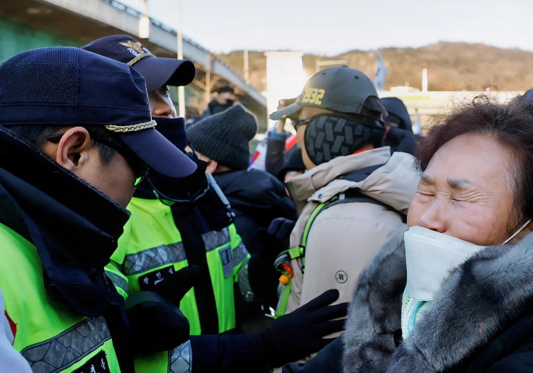 尹锡悦将发表讲话
目前尹锡悦正在和韩国公调处做进一步的协商，但公调处坚持执行逮捕