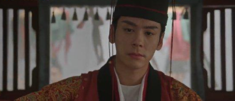 国色芳华这段同时结婚，我不合时宜想到：

《坐在宝马车里哭》与《坐在自行车上笑》