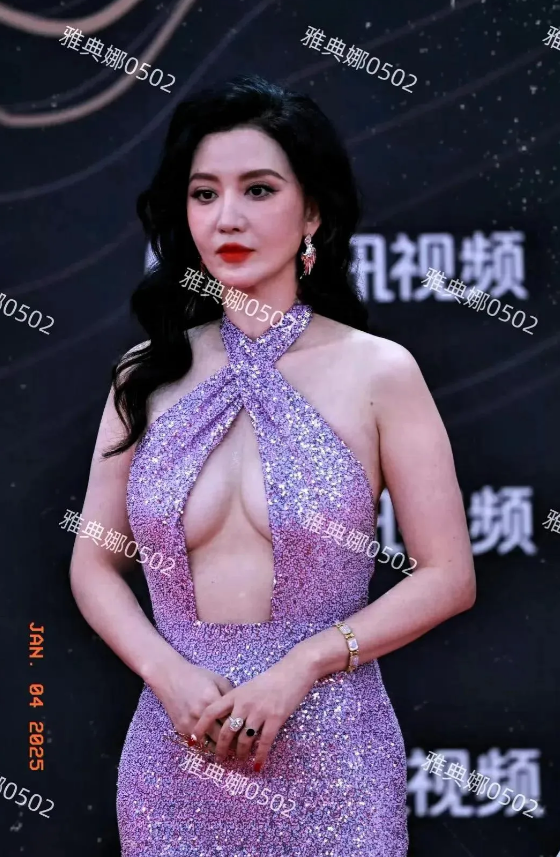 张萌43岁了，真没有必要这么拼，红毯礼服居然上了热搜，穿成这样真的好看吗？
自己