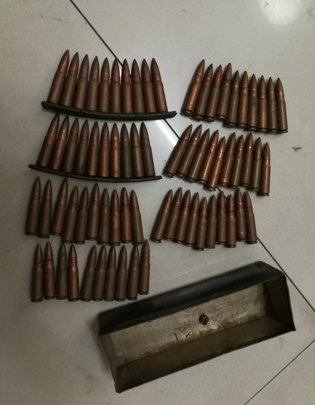 河南登封，一农民翻修老房子，意外在房梁上，发现62发子弹，他喜出望外，便放在床头