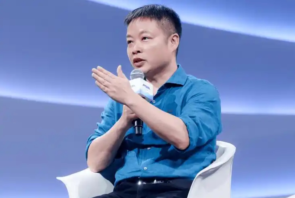 何小鹏在接受记者采访时表示，做企业，一把手一定要管控供应链，要是不懂这些，就很容
