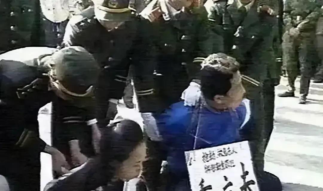 1995年，“全国散打冠军”乔立夫，被押往了东莞郊外刑场的路上留下一张罕见合影！