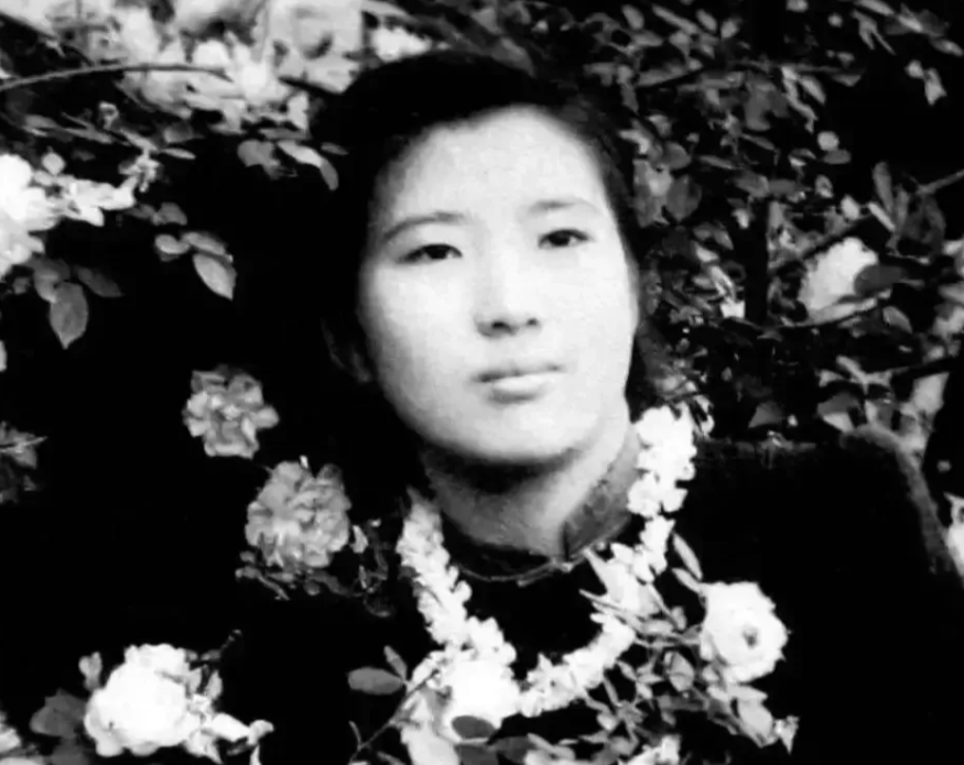 1955年，武汉女大学生吴明珠，放弃了城里的工作，趁父母不注意，连夜逃往新疆。父