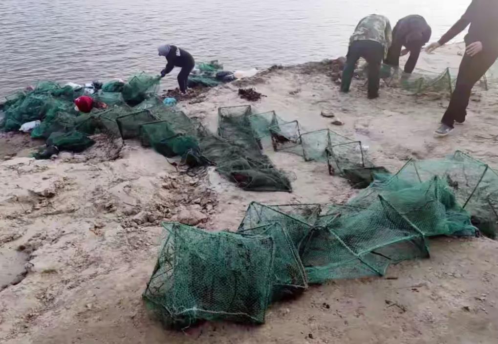 辽宁新民，一男子在河里捞了几斤螃蟹解了解馋，觉得口味还不错，于是就一发不可收拾，