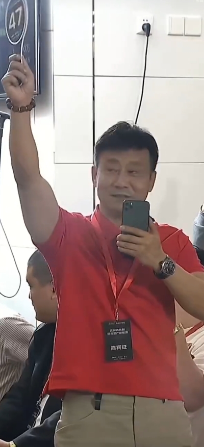 我确实不太了解这哥们为什么花 990 万买一台二手迈巴赫，大哥说了为了流量热度？