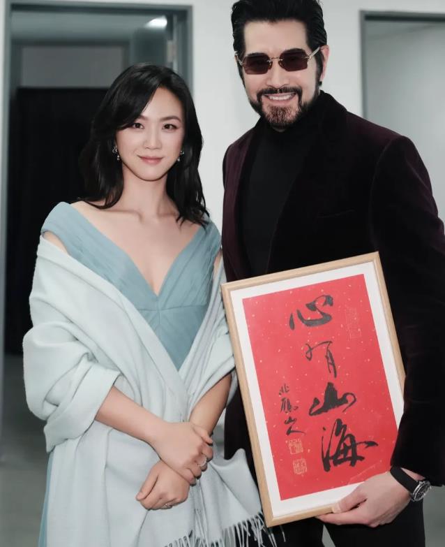 微博之夜的汤唯简直太美了，赢麻了，直接秒杀赵丽颖和李冰冰！

汤唯的松弛感也是恰