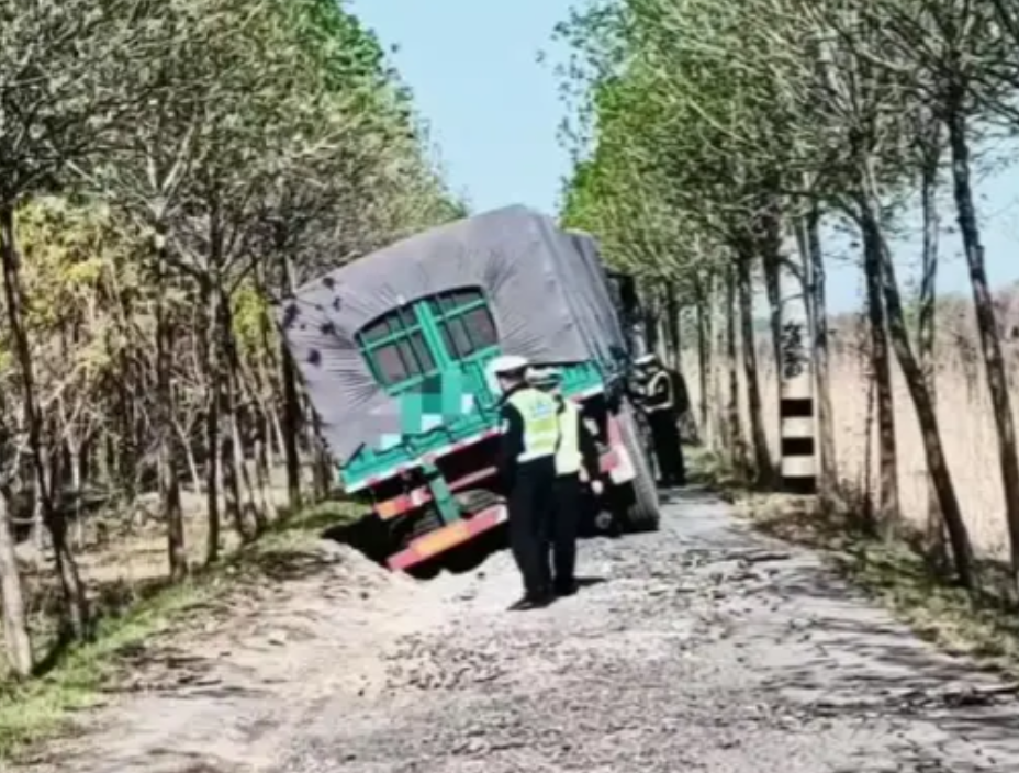 山东菏泽，一货车女司机想抄近道走村路，结果一不小心将村子里的路压塌了。村民们一拥
