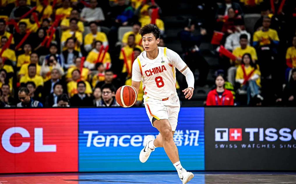 日本主教练霍瓦斯称赞赵睿和曾凡博：

“中国男篮的8号赵睿和1号曾凡博给我留下了