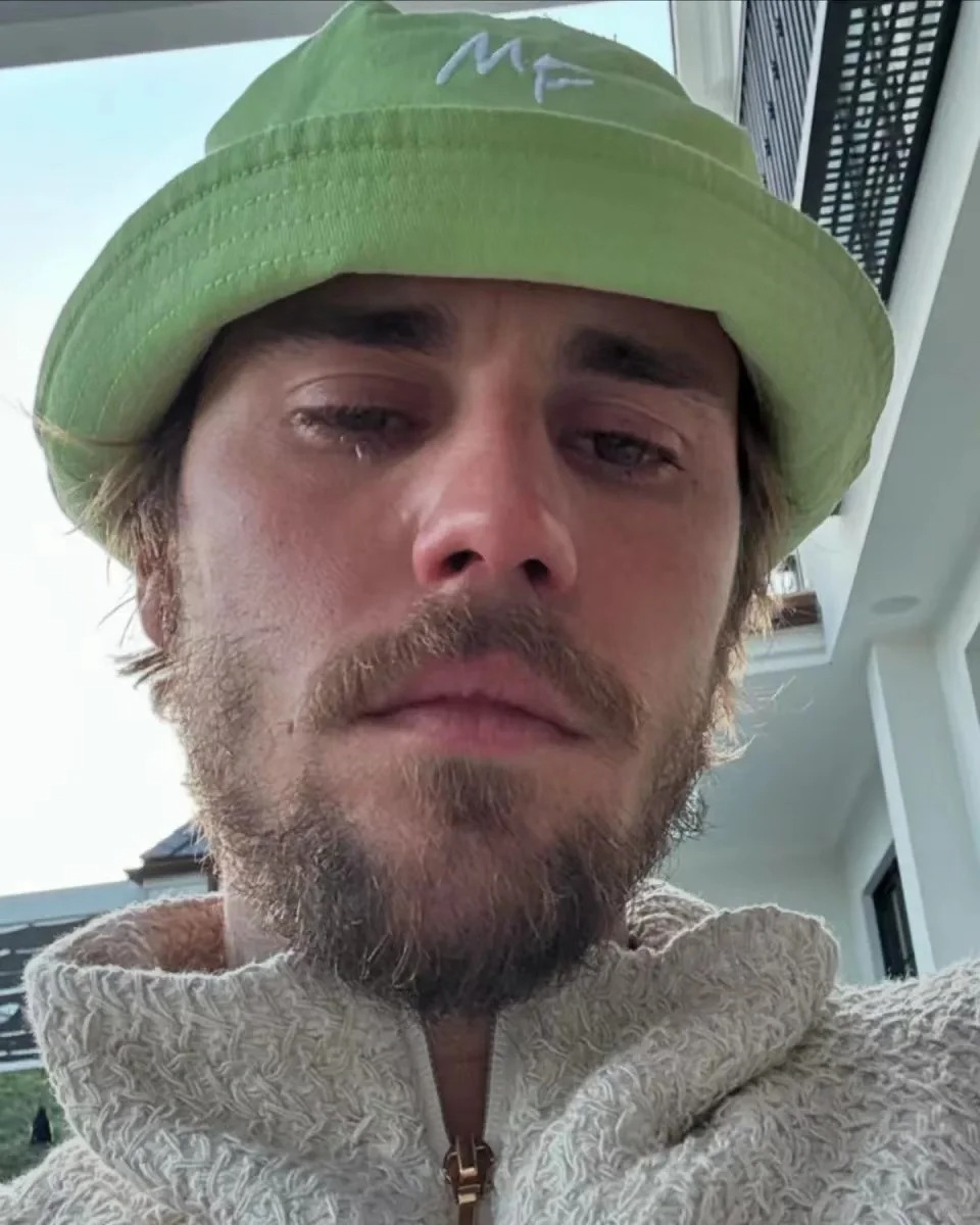 贾斯汀·比伯晒哭泣自拍，胡子拉碴表情忧郁
周日，Justin Bieber在社交