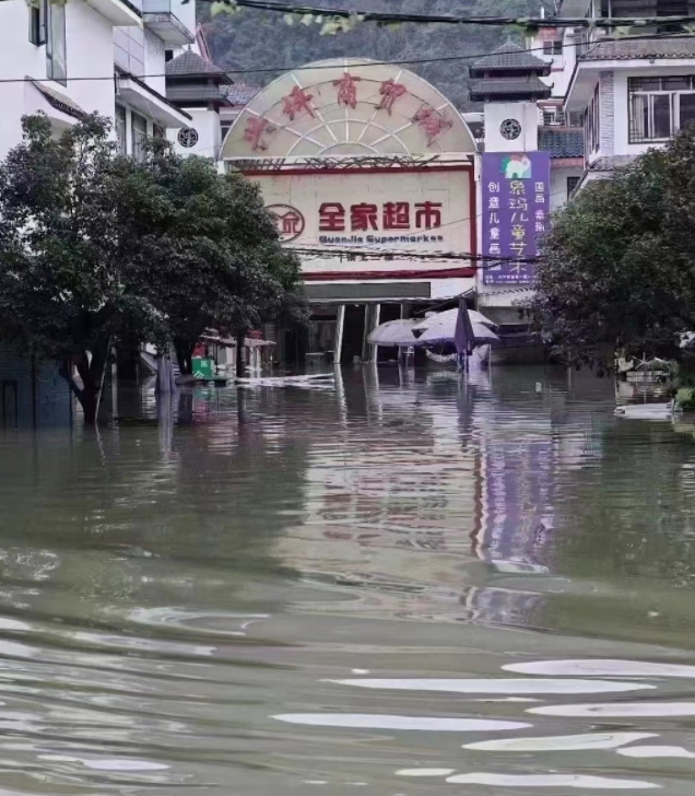 广西桂林暴雨肆虐，漓江洪水暴涨，上游市区已一片汪洋，下游水位压力大，沿江居民连夜