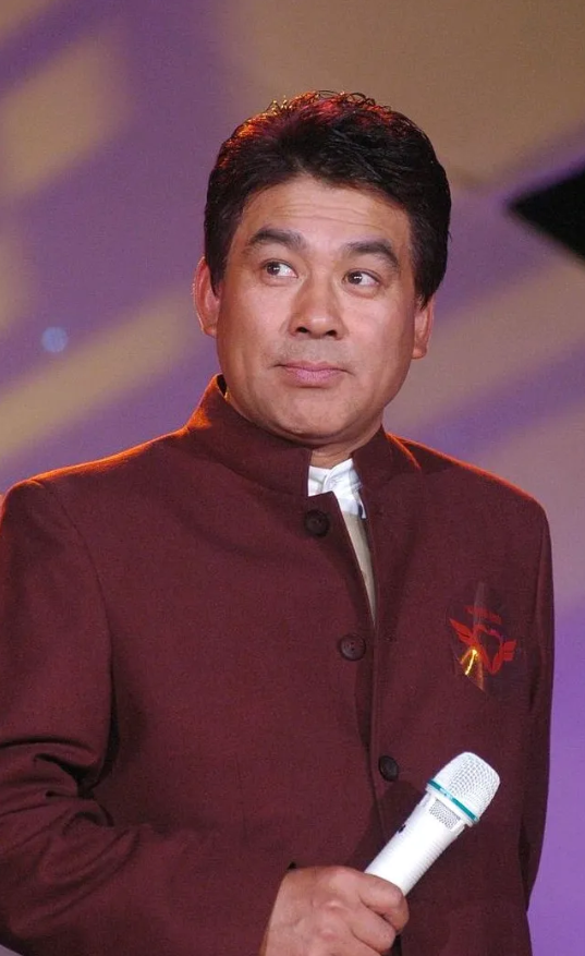 演员，朱时茂说，当年谢晋导演为了让我演他的电影，三顾茅庐。我第一次见谢导很偶然，