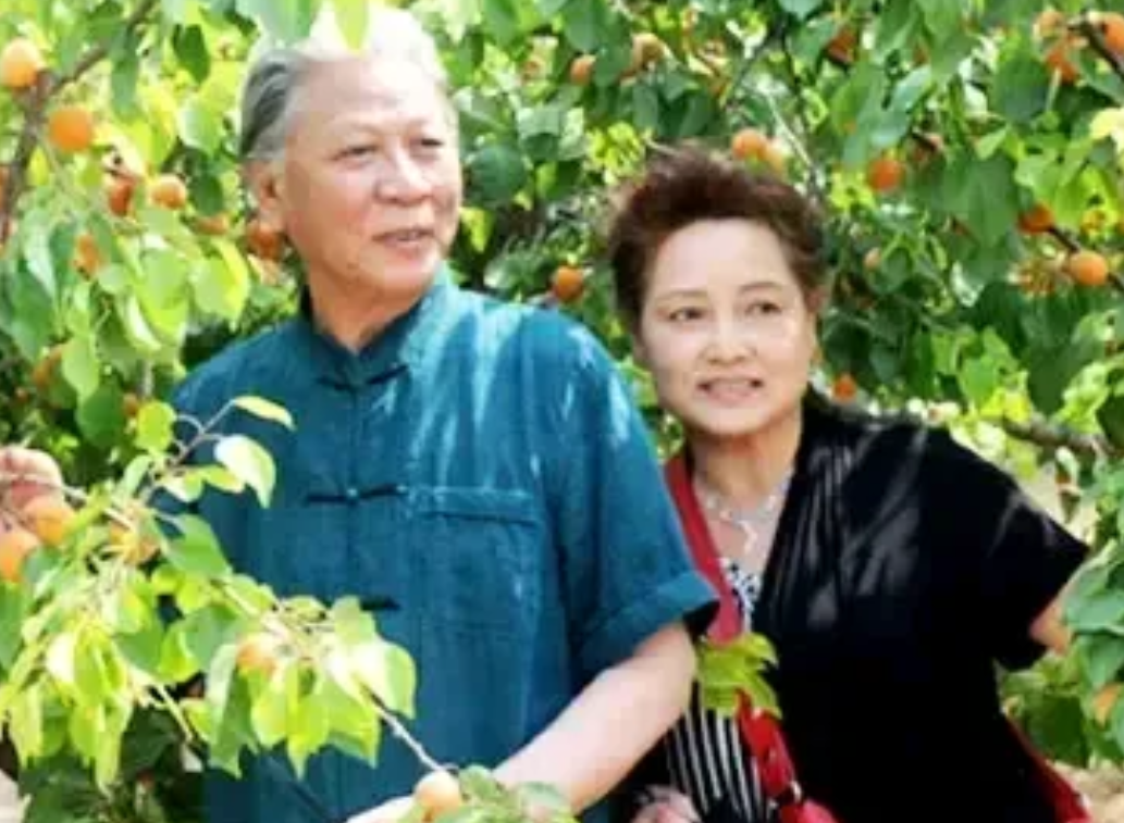 原来他俩是两口子呀[偷笑]估计能说出他俩名字的人不多，只是看着面熟是不？夫妻俩曾