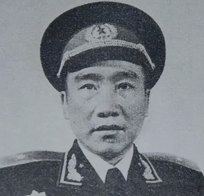 他18岁当上师政委，1955年大授勋时怒撕肩章，余生再也没穿过军礼服
在上世纪3