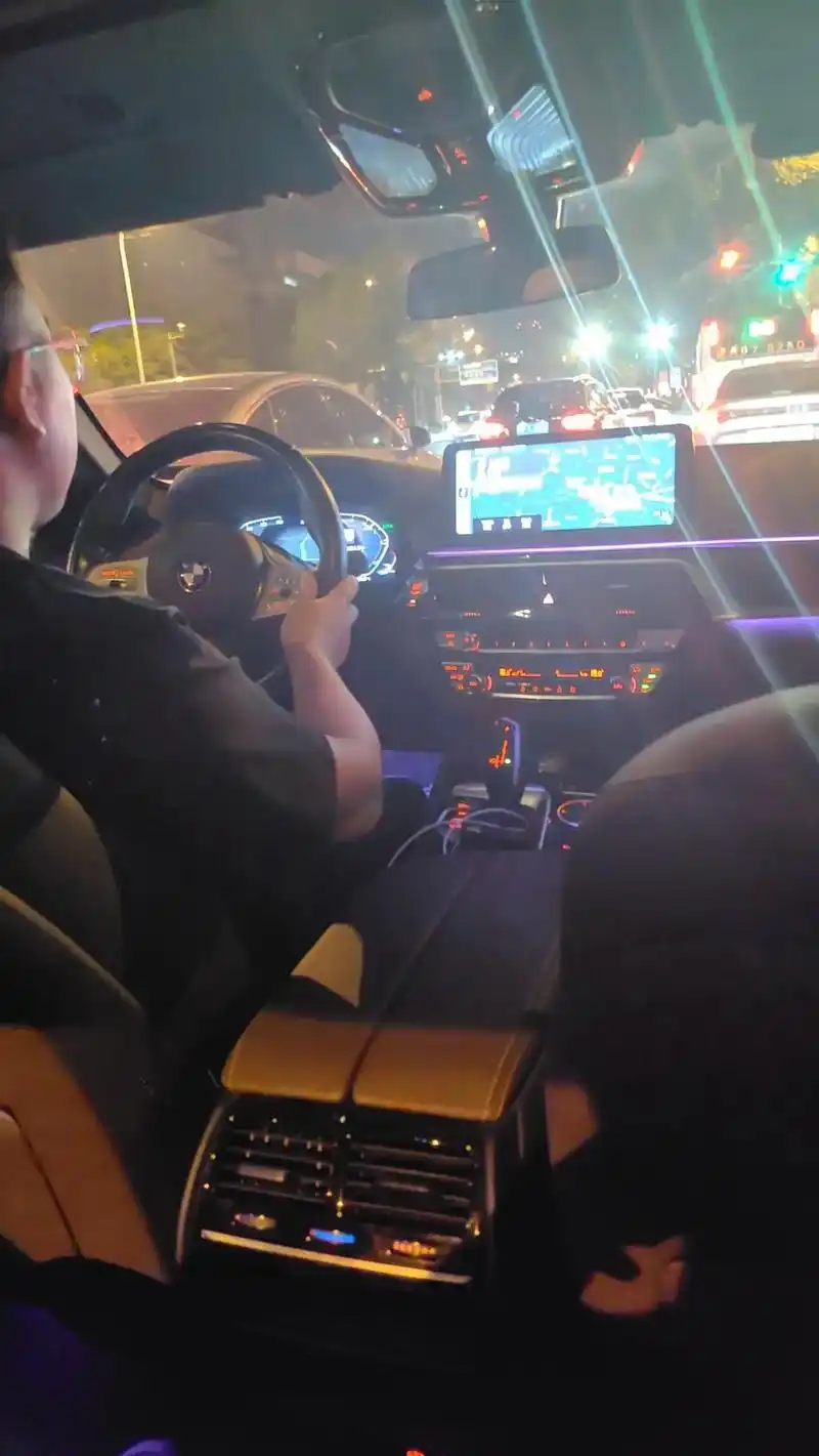 下班晚了不想坐地铁，叫了个顺风车，竟然是一辆宝马7。我坐在后座，看着奢华的内饰，