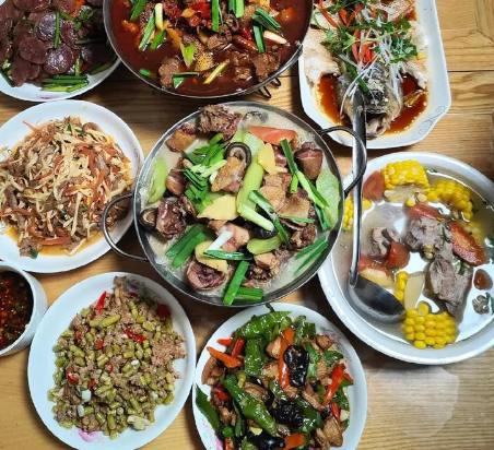 今天是我的生日，婆婆一大早就去菜场买菜了，回来就开始忙活。
我也没有去帮忙，坐在