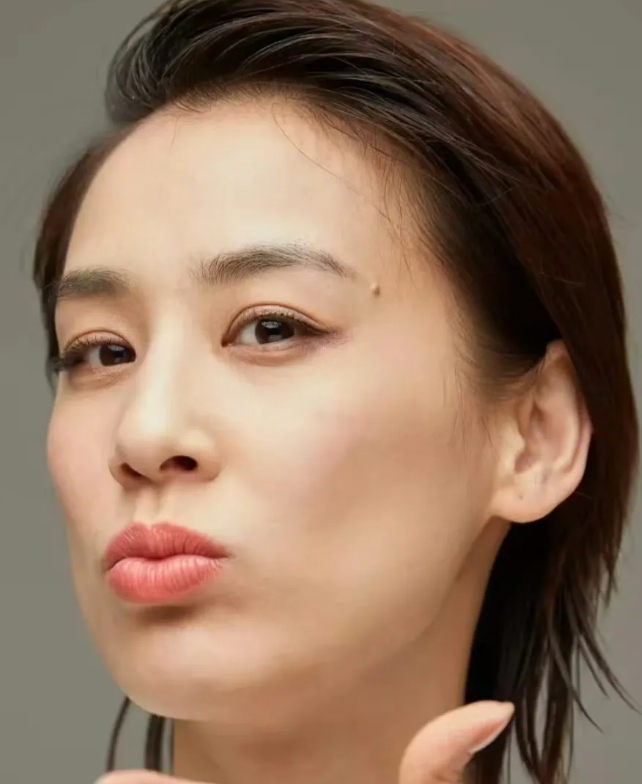 离婚后的黄圣依彻底放飞自我，战胜了心魔，丢掉了杨子的紧箍咒，心灵也得以净化，以前