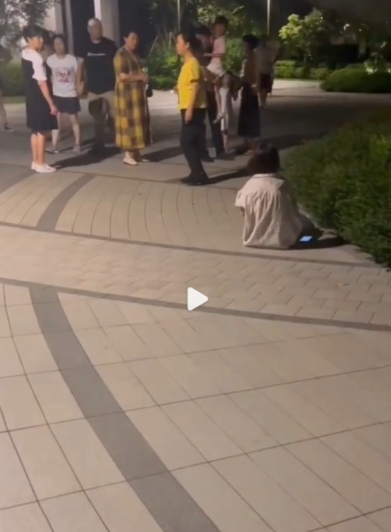 狗没有错，孙女爷爷没有错，唯一有错的就是这个不牵绳的弱智遛狗人。

她不给狗牵绳