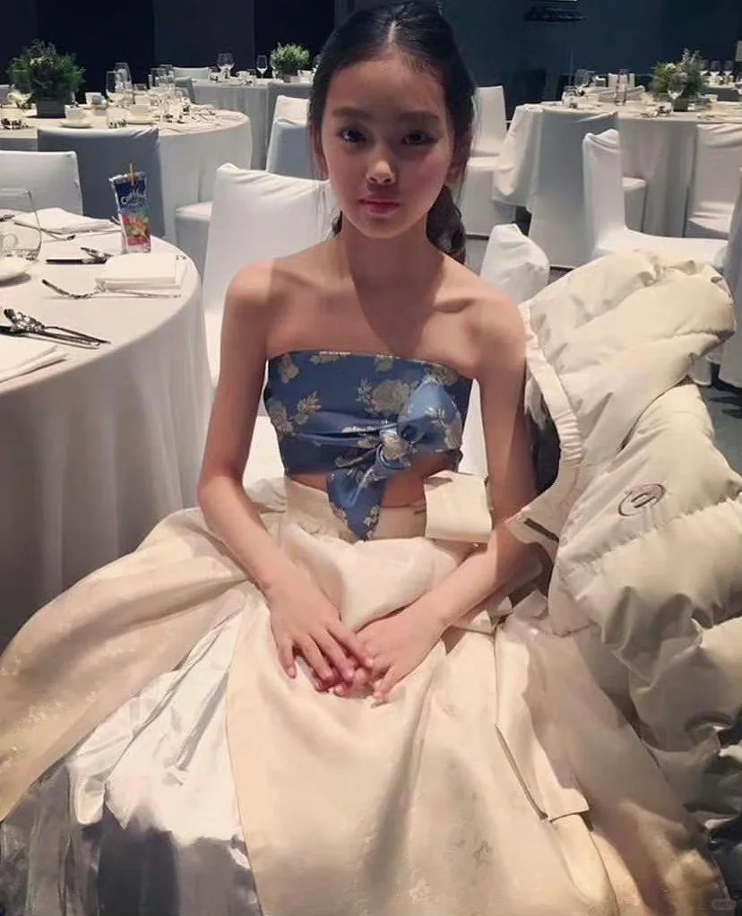 怎么儿童时期脸上就写着“天生要做女明星”
NewJeans的李惠仁
让我更惊讶的