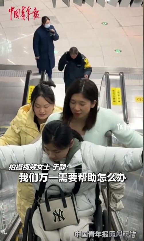 青岛好心人扶残疾人上电梯

                          