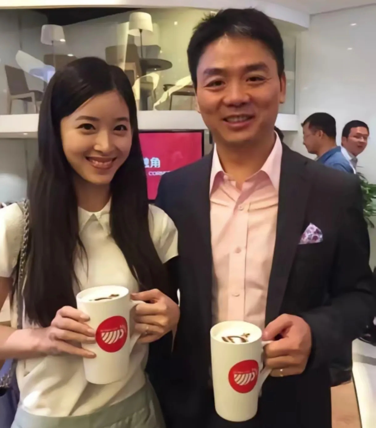 刘强东老家村里刘志成夫妻俩人小时候动手打过刘强东，所以刘强东每次发钱都没他们的份