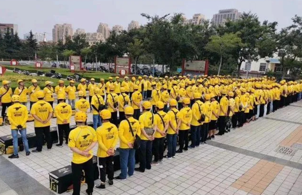 队伍里出现出现好多大学生骑手，男孩女孩都有，这些孩子们趁暑假，有的是来体验生活的