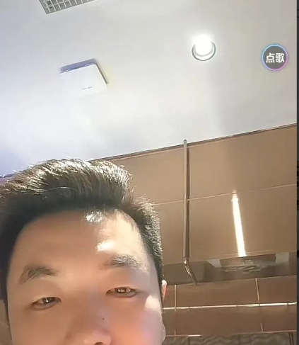 麻六记赢麻了，擦桌子的都开播了！

刚刚，在麻六记济南店，有位胖小伙正在直播，直