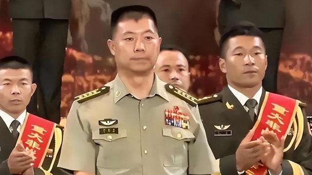 活着的一等功臣！驻守中印边境27年荣升副司令，六排勋表属实罕见