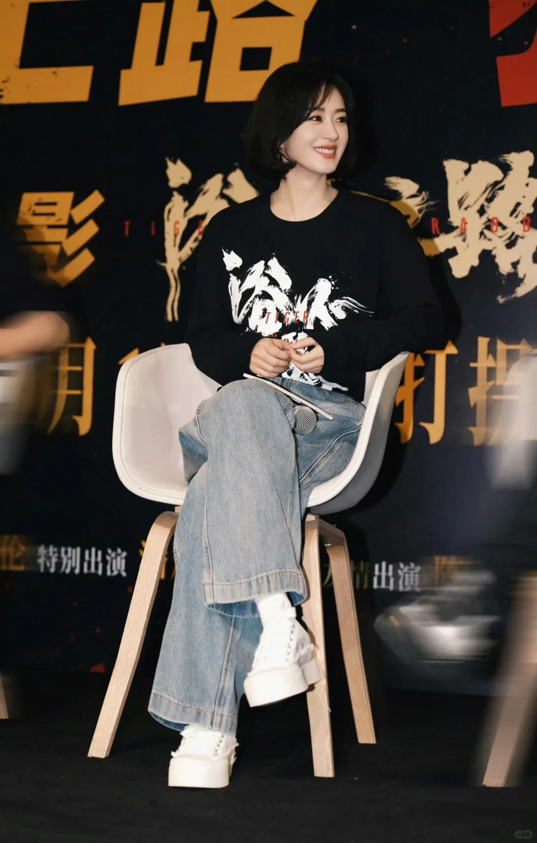 服了！第一次看到女生把牛仔裤穿成宽松裤
我的天啊，我是第一次看到有女生把牛仔裤穿