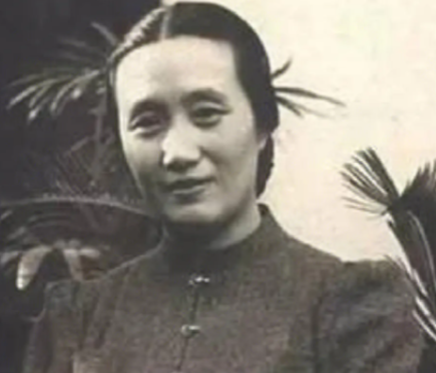 1950年，宋时轮在上海一家饭店用餐，可就在点菜的时候，他突然从服务员口中得知了