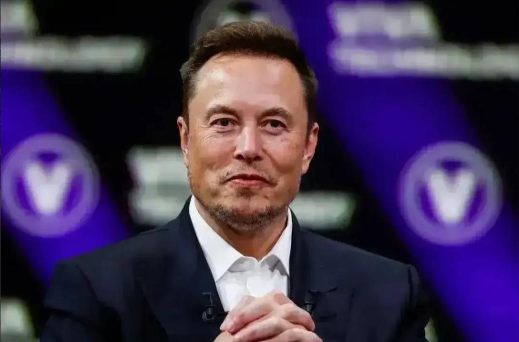 感觉拜登现在有点儿化身超级乐子人，前一阵子在集会上戴上川普的maga帽子，转过头
