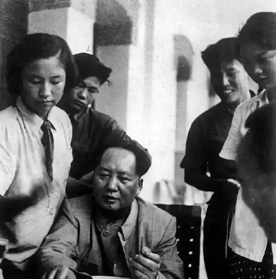 1957年，伟人出访苏联期间，恰逢他的生日，身边的工作人员陪他过生日，吃完长寿面