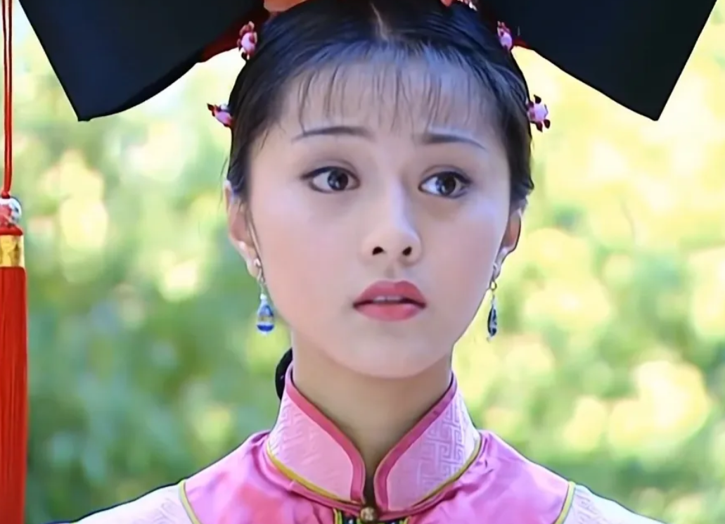 金锁长的很精致又乖巧的感觉，毕竟她的身份演的是个小丫鬟，所以看着很乖巧懂事的模样