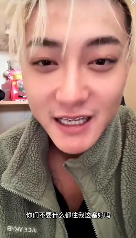 黄子韬拒绝签李明德
“你们别什么人往我这塞好吗”? 他是业内肯定知道李明德的真实