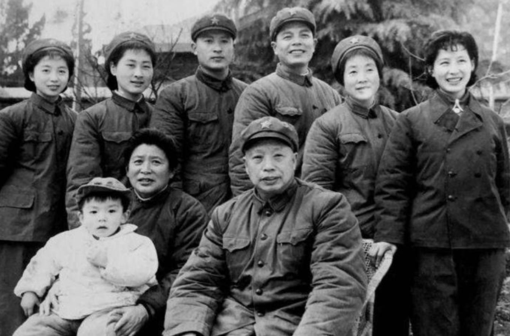 1974年，南京警备区司令曾万标大校的儿子来信，讲：“团里其他年轻同志都调走了，
