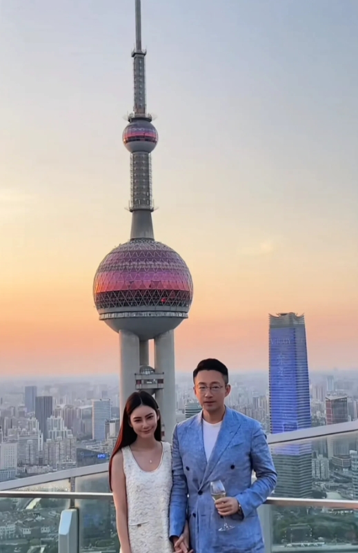 汪小菲马筱梅在夕阳的余晖下，跟东方明珠的合影。

说实话，这个画面，看着莫名的温