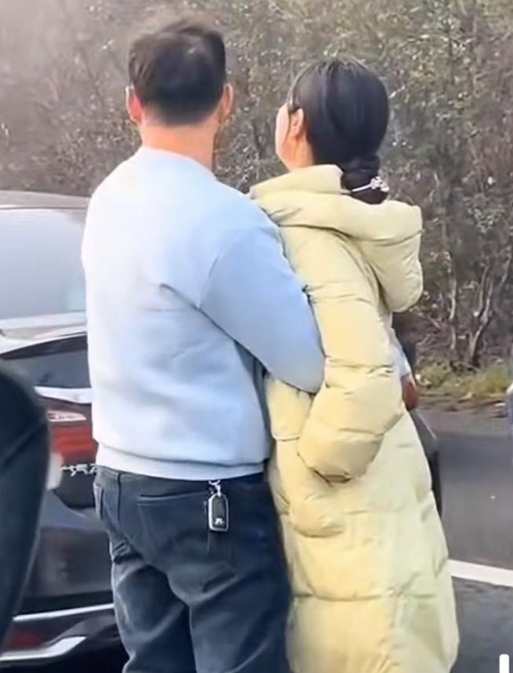 人怕出名猪怕壮
高速公路上堵车，这对秀恩爱的男女引起热议，而一女子却指出，男子是