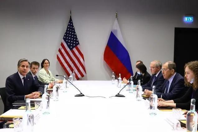美欧之间的一场闹剧。目前，美国不让欧洲国家和欧盟参与俄乌谈判，欧洲国家和欧盟非要