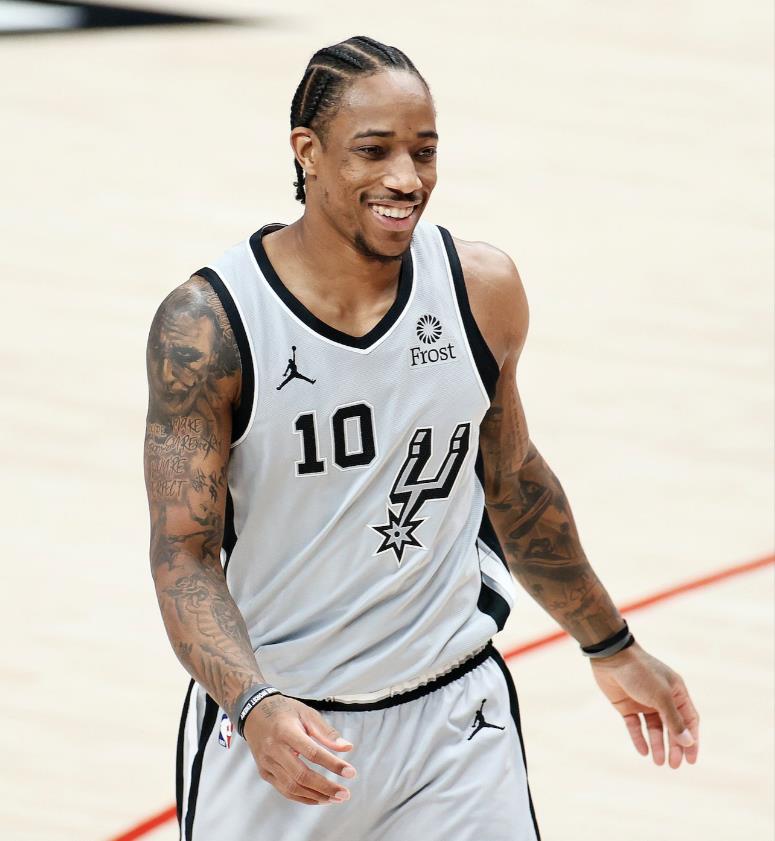 有些人大概天生就是主角。
NBA有很多球星，在这队是老大，换队之后，就会因为战术