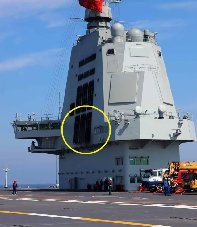 福建舰又一“非常规动力”的证据，大家都知道福建舰海试桅杆被熏得很黑，甚至整个舰岛