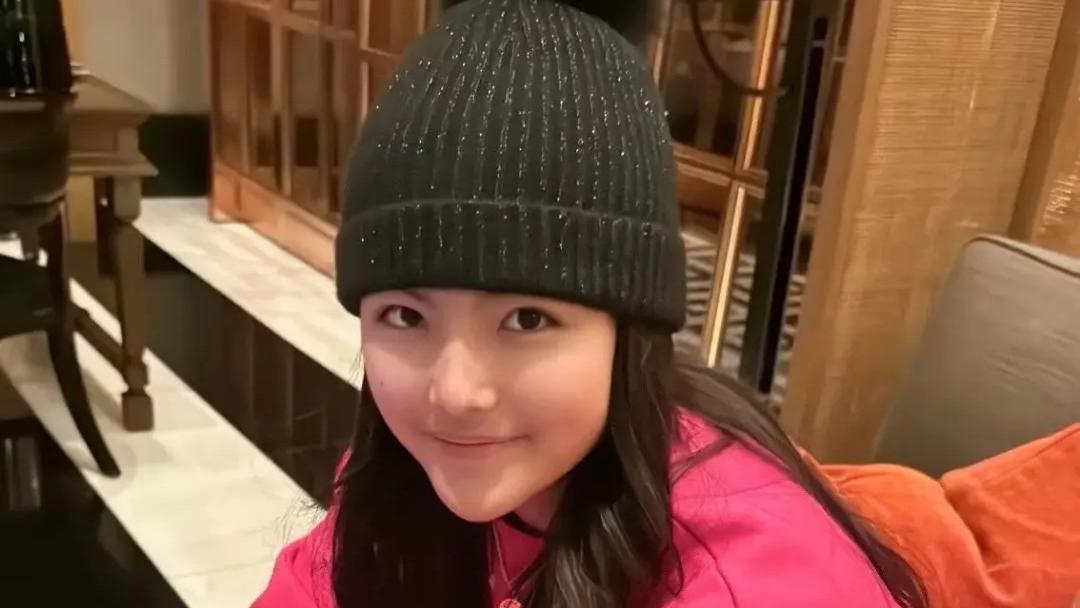 李湘罕晒王岳伦陪女儿，疑送劳斯莱斯当礼物，王诗龄穿搭又被嘲土